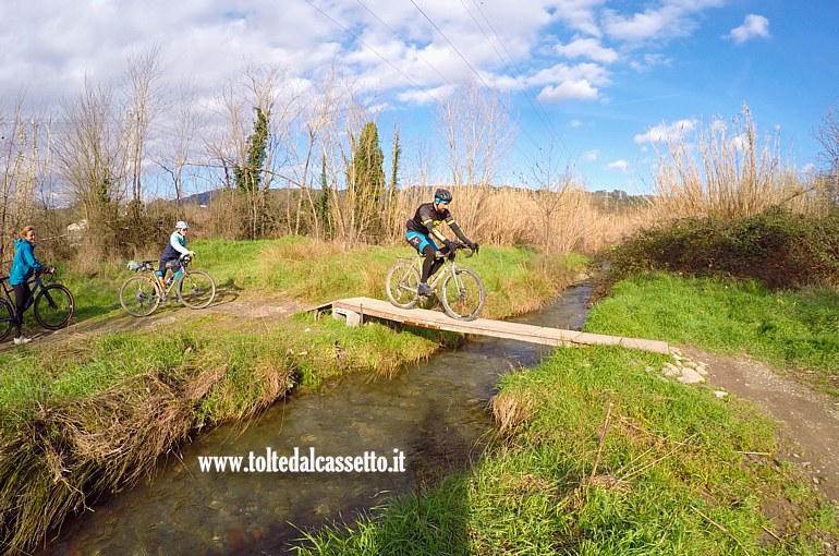 CANALE LUNENSE (Pista Ciclabile) - Ciclisti attraversano il ponticello per guadare il torrente Amola