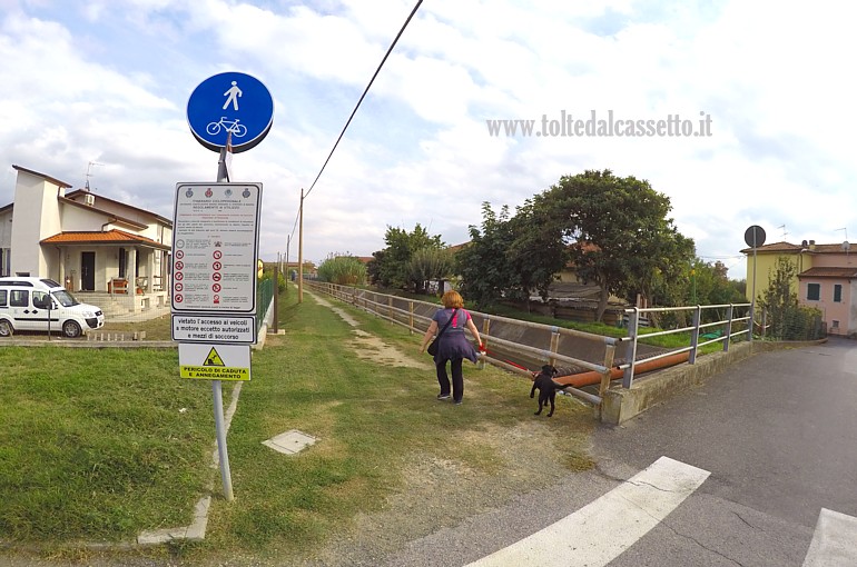 CANALE LUNENSE (Pista Ciclabile) - Il punto pi� a nord dell'impianto a Castelnuovo Magra (Liguria). La strada asfaltata segna il confine col territorio di Fosdinovo (Toscana) dove la pista non c'�
