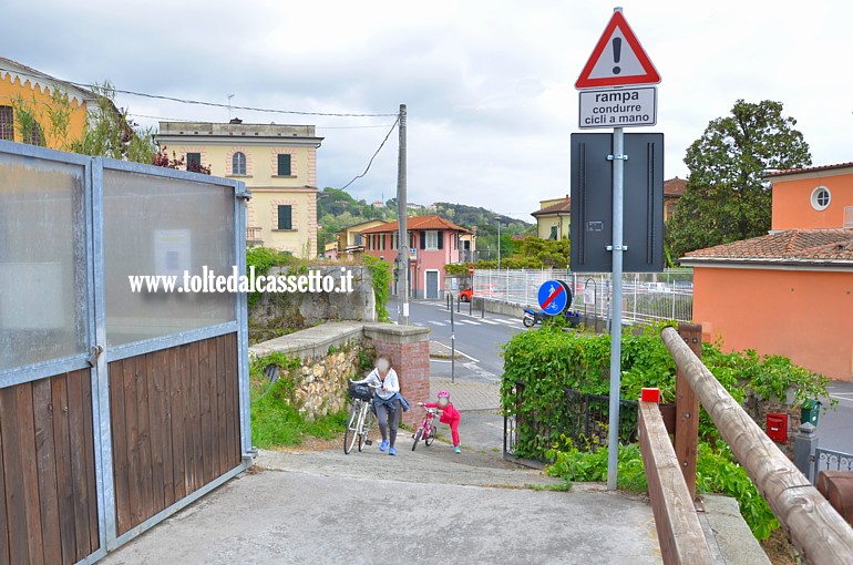 CANALE LUNENSE (Pista Ciclabile) - Rampa ripida presso il sifone di Piazza Ricchetti a Sarzana dove un cartello segnaletico avverte che bisogna condurre i cicli a mano