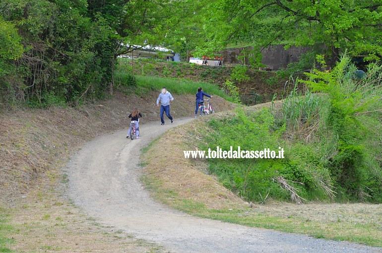 CANALE LUNENSE (Pista Ciclabile) - Tratto impegnativo nei pressi del palazzo delle Poste a Ponzano Magra