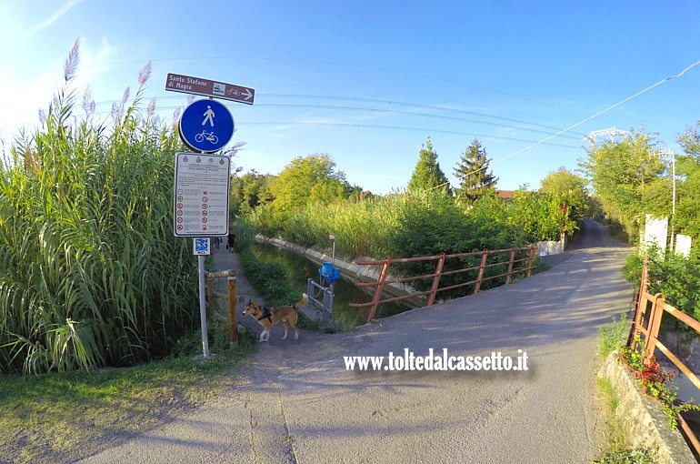 CANALE LUNENSE (Pista Ciclabile) - Segnaletica all'incrocio con Via Lago, strada secondaria a basso traffico che attraversa sia il comune di Santo Stefano di Magra che quello di Sarzana