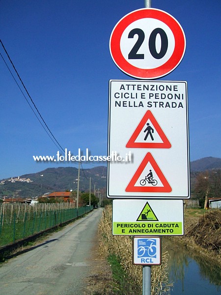 CANALE LUNENSE (Pista ciclabile) - Segnaletica su un tratto a Castelnuovo Magra dove c'� promiscuit� di passaggio con veicoli a motore