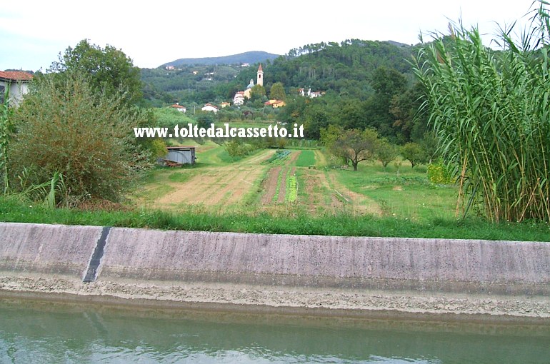 CANALE LUNENSE - Paesaggio campestre a Ponzano Madonnetta con sfondo l'Oratorio di Nostra Signora delle Grazie (Madonna di Castiglioni)