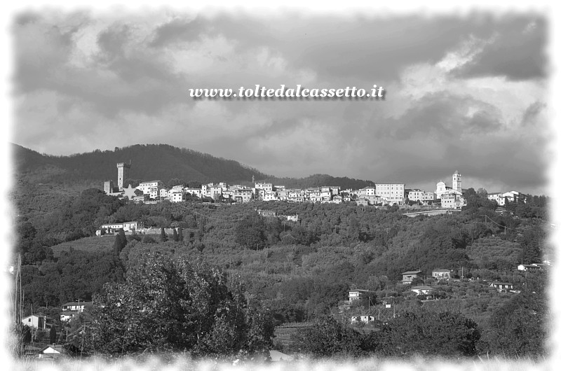 CASTELNUOVO MAGRA - Il profilo del centro storico visto dalla frazione Molicciara