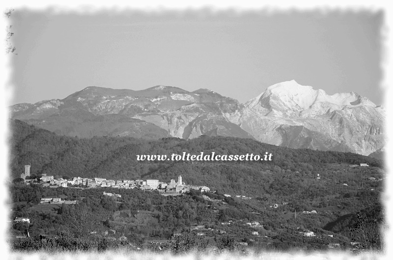 CASTELNUOVO MAGRA - Panorama del centro storico con lo sfondo delle Alpi Apuane dove il Monte Sagro  imbiancato dalla neve