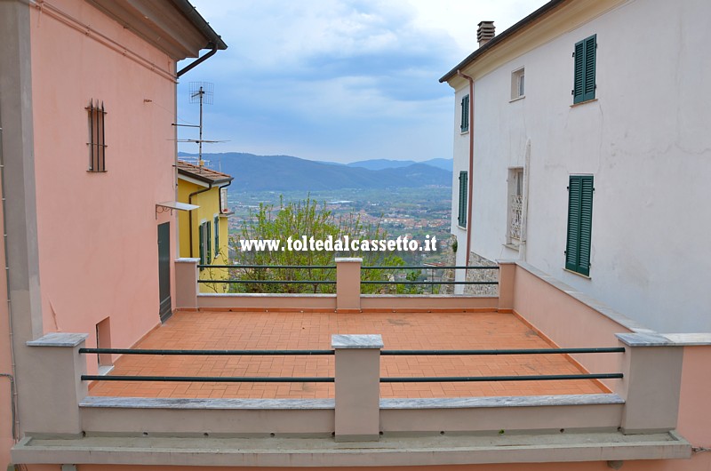 CASTELNUOVO MAGRA - Una terrazza dalla quale la vista pu spaziare su larga parte della Val di Magra