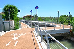 CICLOVIA TIRRENICA DI LEVANTE - A Castelnuovo Magra il punto dove l'impianto scorre su ambedue le sponde del Canale Lunense