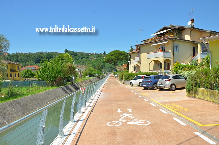 CICLOVIA TIRRENICA - Il lungo rettilineo nel quartiere Nave di Sarzana