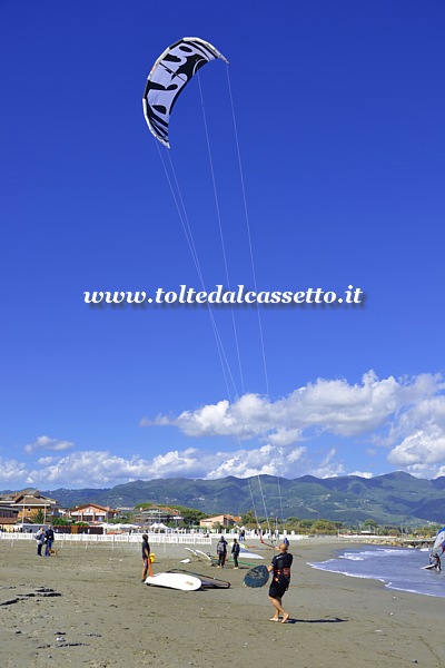 FIUMARETTA - Scuola di kitesurf sulla spiaggia "Bandiera Blu" 