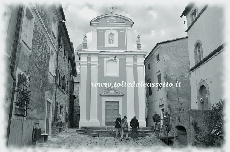 NICOLA di LUNI - Piazza della Chiesa dei Santi Giacomo e Filippo, edificio di antica origine ad una sola navata, che mostra ancora alcuni caratteri medievali nonostante i vari rifacimenti subiti nel corso del tempo