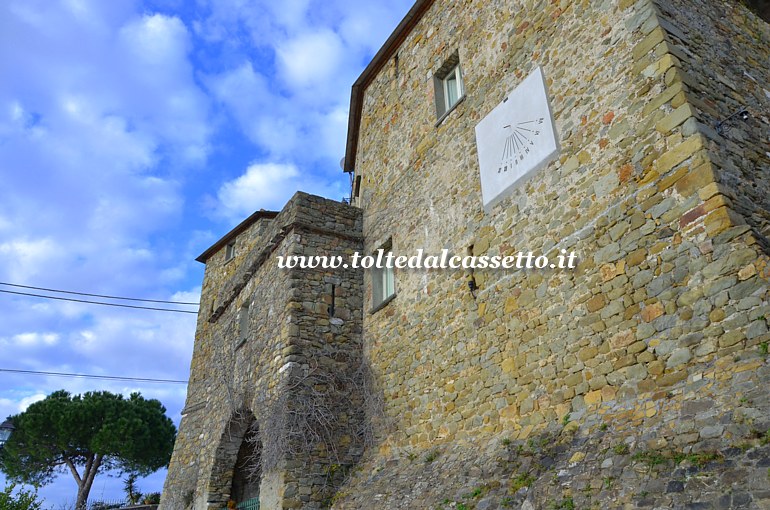 NICOLA di LUNI - Antiche abitazioni perimetrali in stile medievale con facciata impreziosita da una meridiana