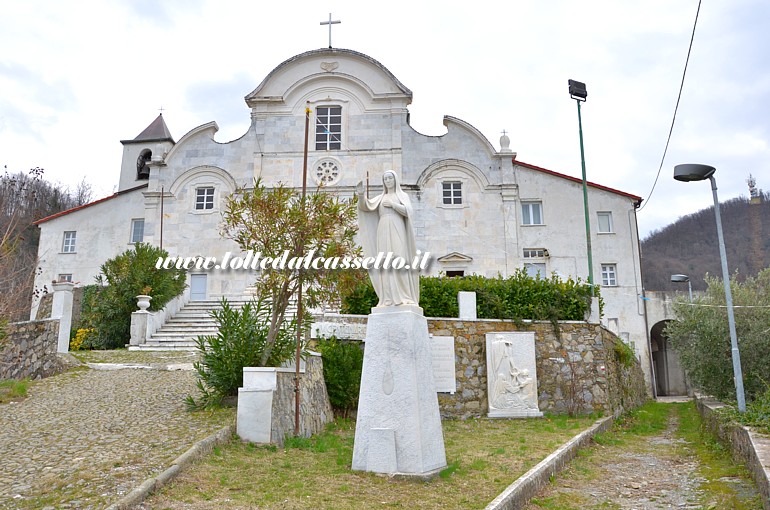 ORTONOVO di LUNI - Il Santuario di Nostra Signora del Mirteto (XVI secolo) si erge sulla sommit del Monte Boscaccio. In primo piano la statua della Vergine che saluta coloro che arrivano, a volte anche camminando sulle ginocchia