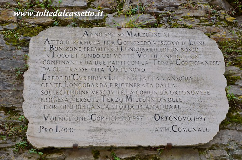 ORTONOVO di LUNI (Piazza di Sopra) - Una lapide apposta sulla torre del Guinigi descrive la nascita del borgo avvenuta il 30 marzo del 997