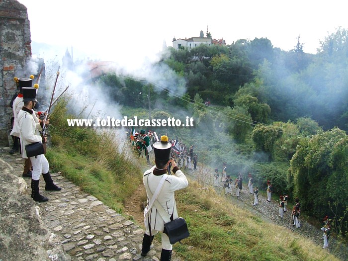 SARZANA (Napoleon Festival) - Soldati rispondono al fuoco delle forze nemiche che assediano la Fortezza di Sarzanello