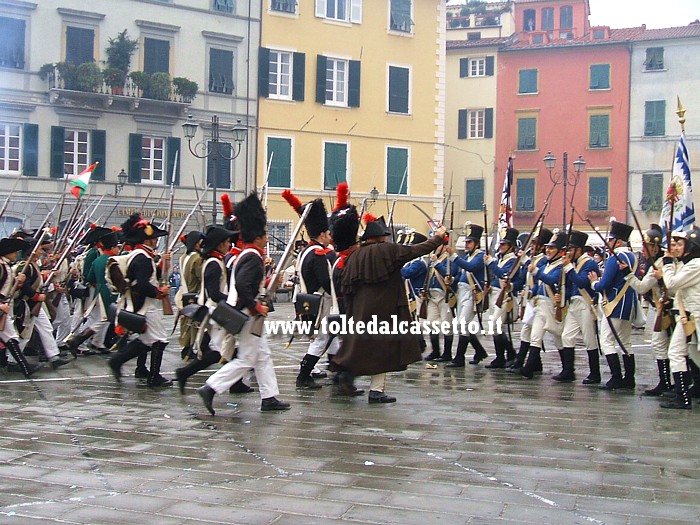 SARZANA (Napoleon Festival) - Milizie si sfidano all'arma bianca in Piazza Matteotti