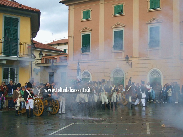 SARZANA (Napoleon Festival) - Cannone spara in Piazza della Cittadella