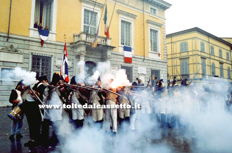 SARZANA (Napoleon Festival) - Francesi sparano in Piazza Matteotti, di fronte al Palazzo Civico