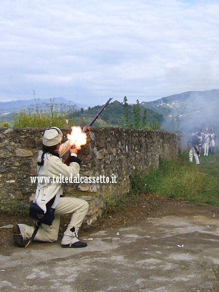 SARZANA (Napoleon Festival) - Un fuciliere mentre spara all'interno della Fortezza di Sarzanello