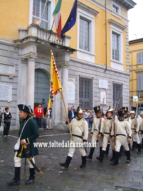 SARZANA (Napoleon Festival) - Soldati sfilano di fronte al palazzo Civico
