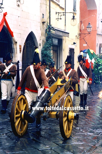 SARZANA (Napoleon Festival) - Soldati trasportano un cannone in Via Bertoloni