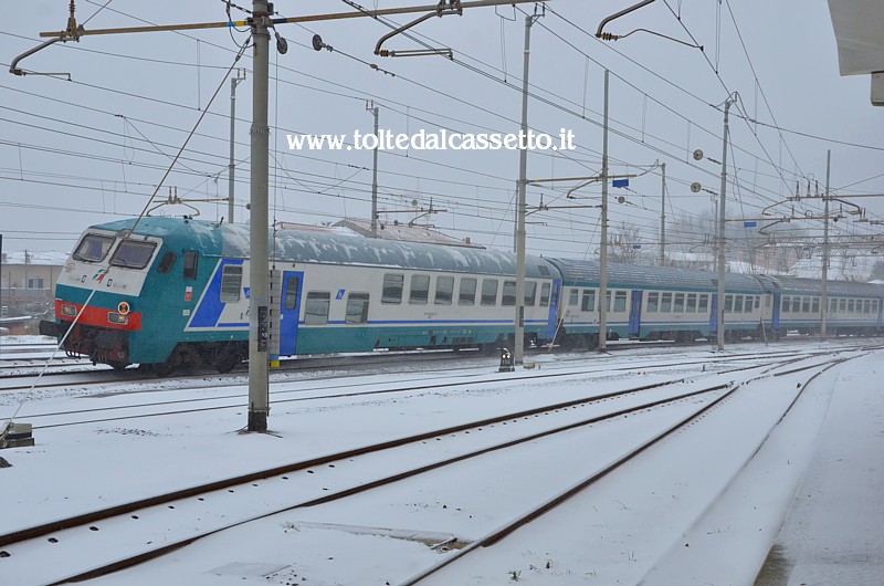 SANTO STEFANO DI MAGRA (Nevicata Marzo 2018) - Parco binari nord della stazione ferroviaria con treno regionale in arrivo da Aulla