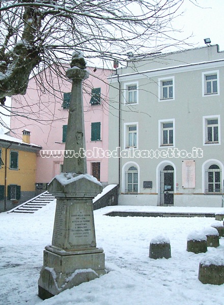 SANTO STEFANO DI MAGRA (Piazza della Pace) - Il monumento ai Caduti della Prima Guerra Mondiale con sfondo il palazzo che ospitava la Biblioteca Civica (ore 12:30 del 24-02-2013)