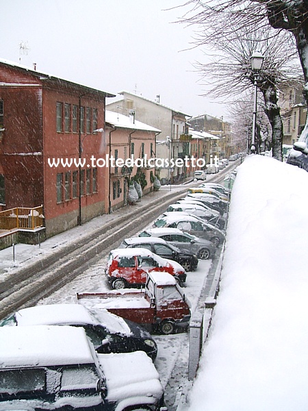 SANTO STEFANO DI MAGRA - Autovetture in Via Roma coperte dalla neve (ore 12:34 dell'11-02-2013)