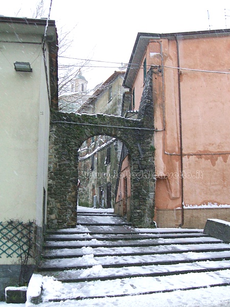 SANTO STEFANO DI MAGRA - La Porta Nord in inverno con la neve (lato Statale 62 della Cisa - ore 12:42 dell'11-02-2013)
