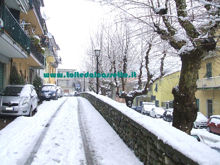 SANTO STEFANO DI MAGRA - La neve imbianca Via Amendola nel tratto a sud di Piazza 25 Aprile (ore 12:36 del 24-02-2013)