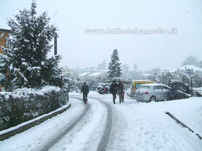 SANTO STEFANO DI MAGRA - Passanti nel tratto iniziale di Via Carso imbiancata dalla neve (ore 12:17 del 24-02-2013)