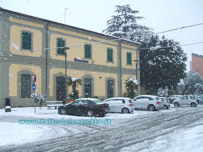 SANTO STEFANO DI MAGRA - Piazzale e Stazione FS durante una forte nevicata (ore 11:36 del 24-02-2013)