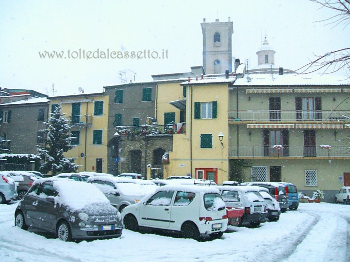 SANTO STEFANO DI MAGRA (Piazza 25 Aprile) - Vista sulle autovetture in sosta ricoperte dalla neve e scorcio sulla chiesa parrocchiale (ore 12:34 del 24-02-2013)