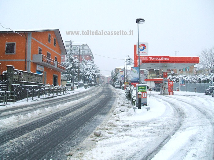 SANTO STEFANO DI MAGRA - La Statale 62 della Cisa senza traffico a causa della nevicata (ore 11:13 del 24-02-2013)
