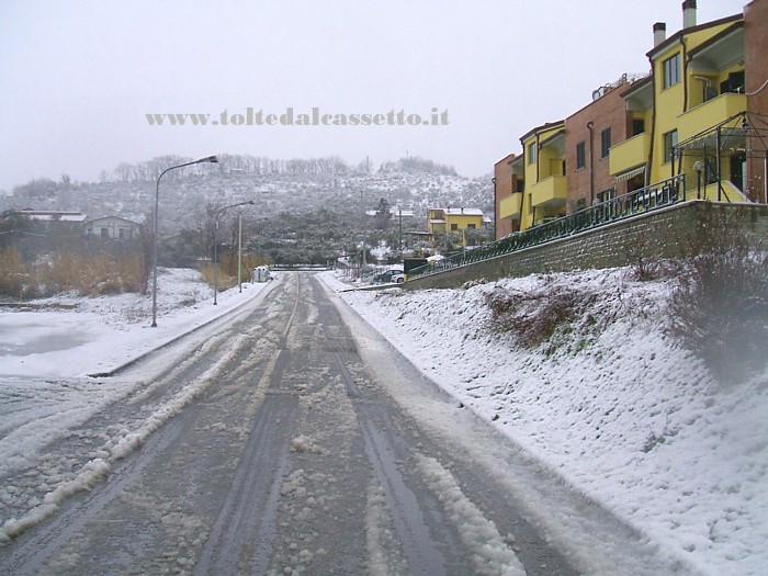 SANTO STEFANO DI MAGRA - Il tratto rettilineo di Via 27 Gennaio durante la nevicata dell'11 Febbraio 2013