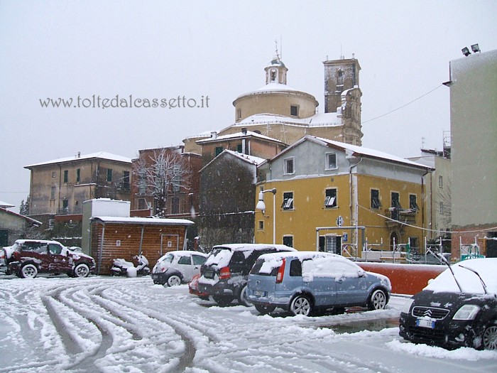 SANTO STEFANO DI MAGRA - La neve imbianca il parcheggio di Via Circonvallazione (ore 12:38 dell'11-02-2013)