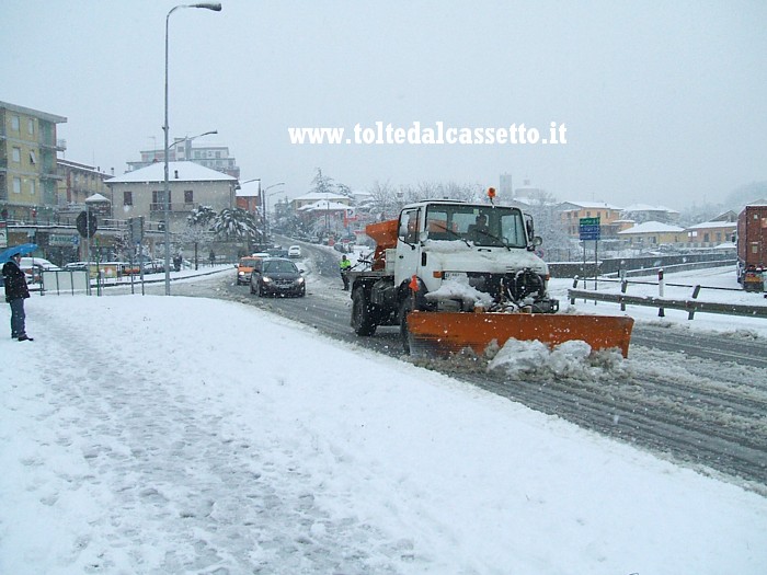 SANTO STEFANO DI MAGRA - Uno spazzaneve intento a ripulire la Statale 62 della Cisa (ore 11:18 del 24-02-2013)