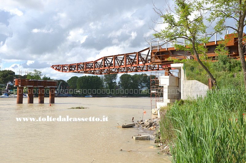 AMEGLIA (maggio 2013) - Comincia ad allungarsi sul fiume Magra la campata definitiva lato Fiumaretta del nuovo Ponte della Colombiera