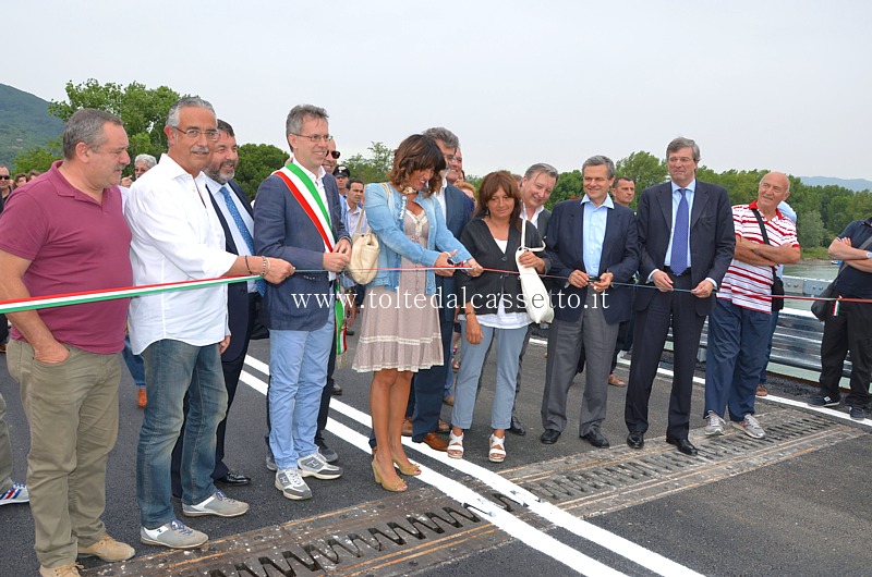 AMEGLIA (29 giugno 2013, ore 17:54) - Raffaella Paita, assessore alle Infrastrutture della Regione Liguria, taglia il nastro per aprire alla viabilit il nuovo e definitivo Ponte della Colombiera