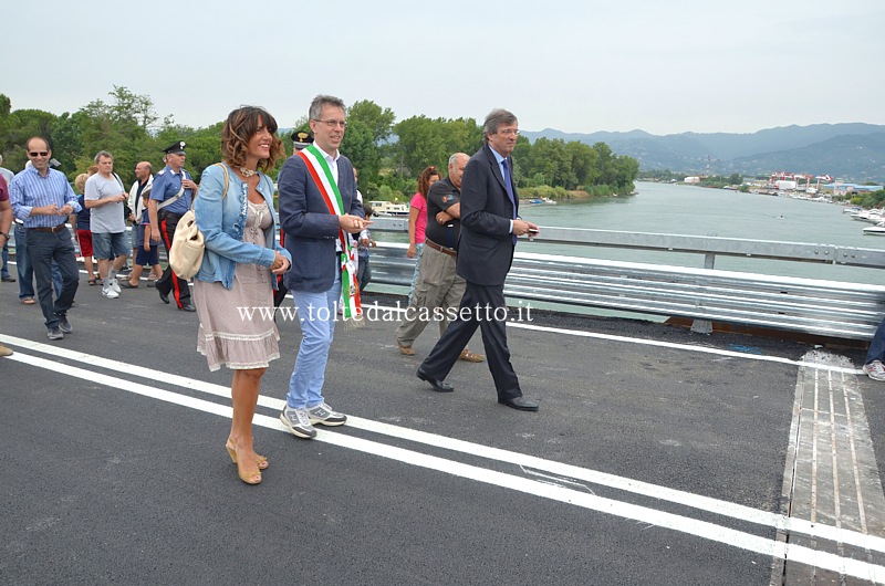 PONTE DELLA COLOMBIERA - Raffaella Paita (Assessore alle Infrastrutture della Regione Liguria), Umberto Galazzo (Sindaco di Ameglia) e Claudio Burlando (Presidente della Regione Liguria) mentre si dirigono al taglio del nastro per inaugurare la struttura definitiva