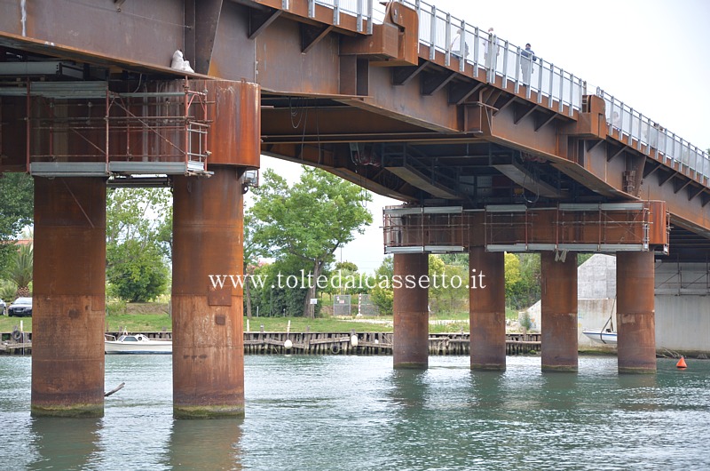 PONTE DELLA COLOMBIERA - I nuovi piloni e la campata centrale mobile