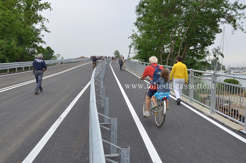 PONTE DELLA COLOMBIERA - La pista ciclabile (che consentir di collegare Bocca di Magra a Fiumaretta) sul nuovo piano stradale  molto larga e separata dalla carreggiata tramite un guardrail