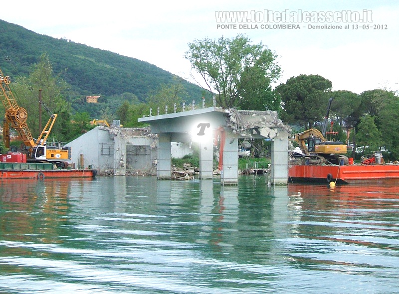 AMEGLIA (13 maggio 2012) - Il vecchio Ponte della Colombiera in corso di demolizione. Scompare, temporaneamente, un pezzo di storia della Val di Magra...