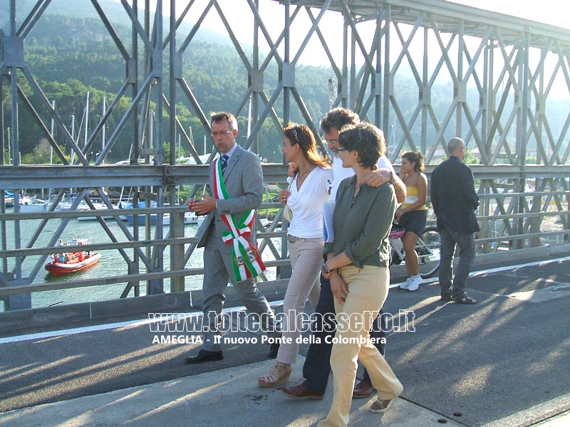 AMEGLIA (6 luglio 2012) - Il sindaco di Ameglia Umberto Galazzo precede il corteo di cittadini che attraversano il nuovo Ponte della Colombiera durante la cerimonia di apertura
