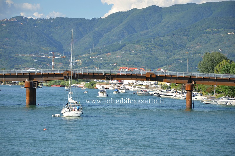 FIUME MAGRA - Un'mbarcazione a vela sosta nei pressi del Ponte della Colombiera