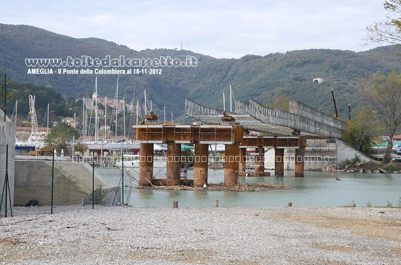AMEGLIA (18 novembre 2012) - Il Ponte della Colombiera  nuovamente chiuso per lo smantellamento del piano stradale provvisorio tipo Bailey e la costruzione delle nuove campate definitive in cemento armato