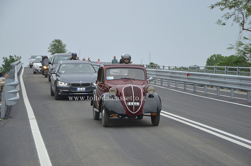 PONTE DELLA COLOMBIERA - Dopo l'inaugurazione della struttura definitiva, tra le prime auto in transito c'era uno splendido esemplare della gloriosa Fiat 500 Topolino