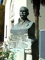 PONZANO MAGRA (Belaso) - Busto eretto dalle maestranze e dagli operai della Ceramica Vaccari in memoria del cavaliere del lavoro Carlo Vaccari, che tanto si adoper per il bene della frazione