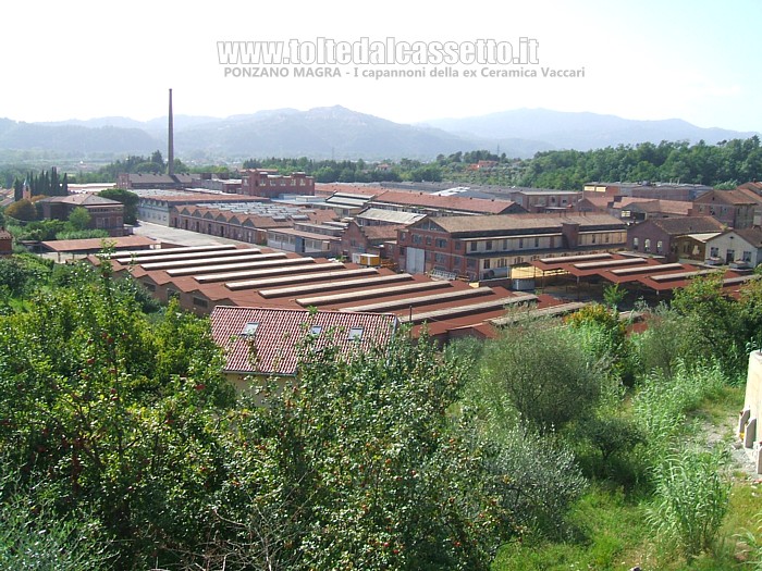 PONZANO MAGRA (Belaso) - Panoramica della ex Ceramica Vaccari. In primo piano i capannoni (100.000 mq al coperto) e sullo sfondo a sinistra la ciminiera dei forni