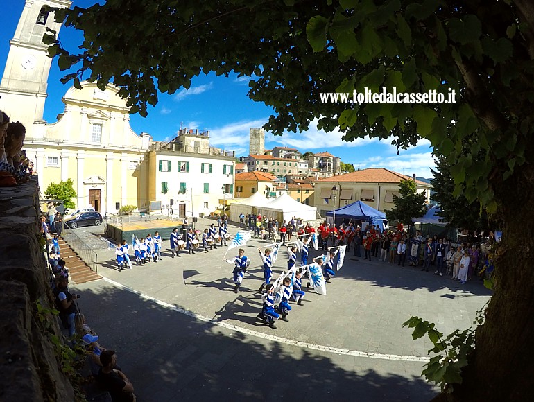 VEZZANO LIGURE (Sagra dell'Uva 2024) - Esibizione del Gruppo Storico Sbandieratori dei "Sestieri di Lavagna" in Piazza del Popolo