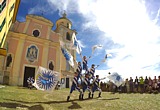 VEZZANO LIGURE (Sagra dell'Uva 2024) - Figura acrobatica degli Sbandieratori di Lavagna sul piazzale della Chiesa "Nostra Signora del Soccorso"